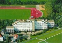 Hauses Nautic mit dahinter liegendem Sportplatz in Cuxhaven